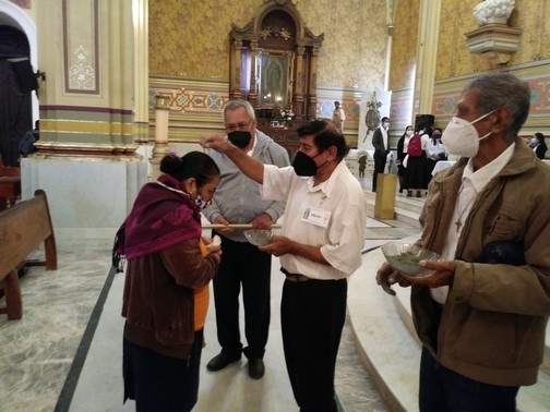 Esparcen Ceniza Sobre Cabeza de Feligreses