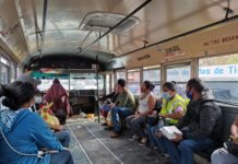 Operador de transporte público regala cubrebocas a sus pasajeros