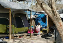 Retiran casas de migrantes establecidas en el bordo del río