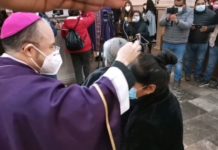 Por pandemia no imponen cenizas en la frente