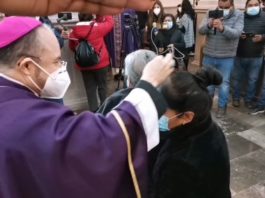 Por pandemia no imponen cenizas en la frente
