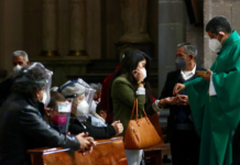 Sacerdotes aplican la sana distancia, dan ceniza en bolsitas