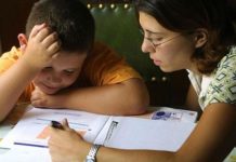 Leyes laborales federales no avalan la participación de madres y padres en la educación de sus hijos