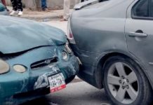 Accidente vial deja solo daños en concurrida colonia popular