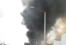 Bomberos sofocan incendio en pastizal con basura y llantas
