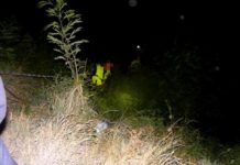 Cae unidad a canal de aguas negras y solo deja daños materiales