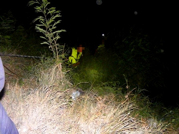 Cae unidad a canal de aguas negras y solo deja daños materiales