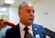 Diputado federal dona teléfonos a niños de colonias populares