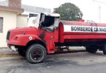 Queman camión de bomberos afuera de instalaciones de PC