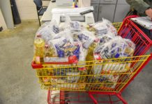 Apoya DIF Reynosa a abuelitos empacadores con canasta básica