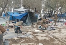 Retiran más de 50 casas de campaña del campamento migrante