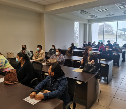 Entregan becas estatales SET SNTE a hijos de maestros