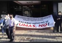 Maestros jubilados protestan en la delegación del ISSSTE y bloquean calle