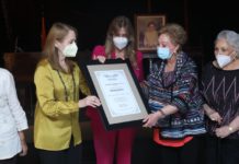 Recibe Casa de la Cultura reconocimiento hecho a su Fundadora