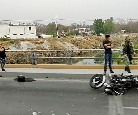 Unidad médica auxilia a persona lesionada tras ser golpeada por un neumático