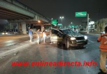 Vuelca conductor en su unidad y se salva de morir atrapado