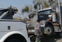 Tráiler se queda sin frenos y casi atropella a trabajadores