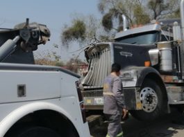 Tráiler se queda sin frenos y casi atropella a trabajadores