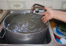Agua con lodo; un peligro para la salud; invitan a políticos a bañarse con ella