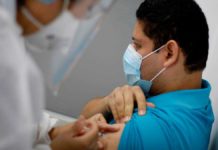 Quienes tuvieron COVID no deben esperar para vacunarse si circulan variantes