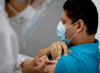 Quienes tuvieron COVID no deben esperar para vacunarse si circulan variantes