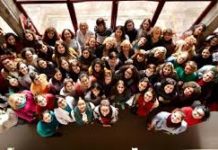 Mujeres siguen enfrentando piso pegajoso y de techos de cristal