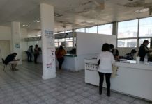 Alrededor de 200 abuelitos diariamente cobran su pensión en telégrafos.