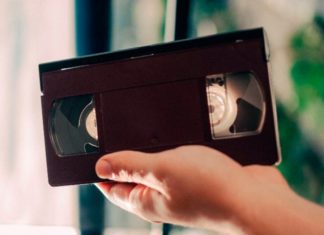 Mujer es buscada por la policía por no devolver una cinta VHS de hace 22 años