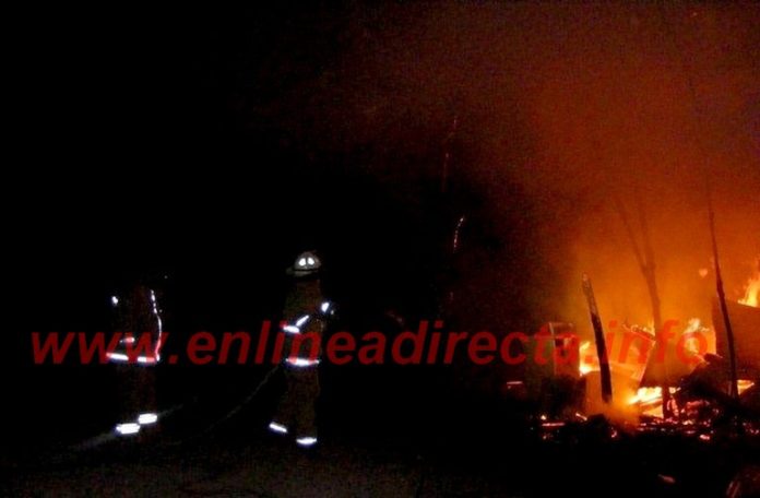 Bomberos acuden a sofocar incendio en pastizal