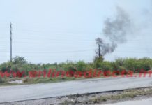 Bomberos sofocan incendio en pastizal con llantas