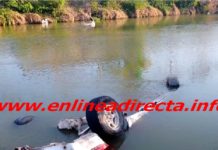 Cae unidad en canal de aguas negras y muere persona ahogada