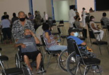 Adultos con discapacidad se vacunan
