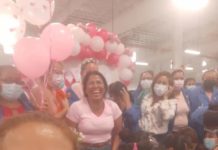 Obreros dan bienvenida a compañera tras 2 años luchar contra el Cáncer.