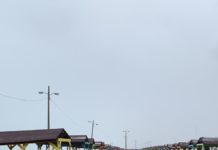 Solitaria luce la playa por frente frío