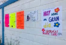 Niños crean carteles de motivación para celebrar su día