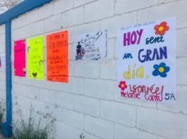 Niños crean carteles de motivación para celebrar su día