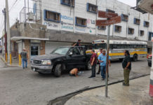 Mujer semidesnuda y con padecimiento de esquizofrenia altera el orden en la Plaza Allende