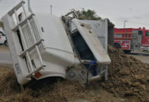 Volcadura de torton genera movilización de equipos de emergencia