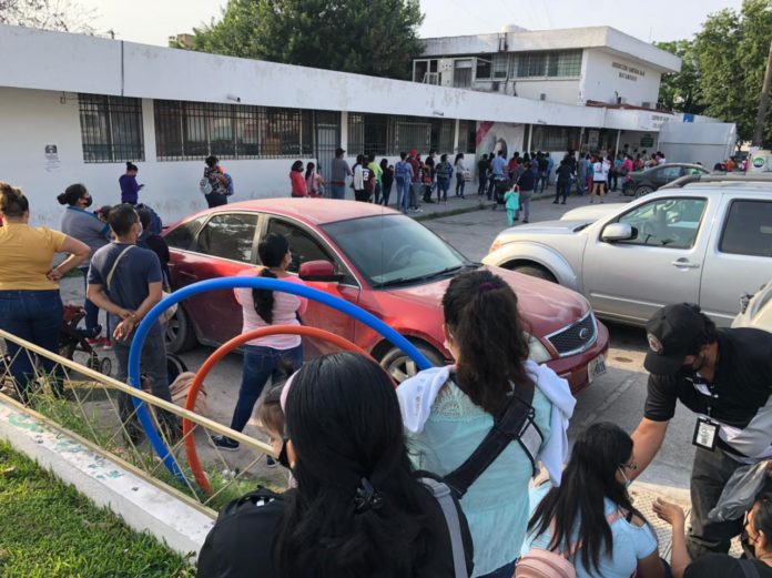 Madres de familias provocan largas filas por vacuna Basilio