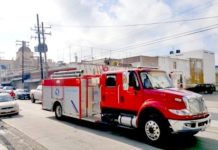 Vuelca unidad y bomberos sofocan incendio