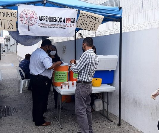 Aprendiendo a VIHVIR sigue apoyando con desayunos a personas que viven con VIH y a familiares de pacientes del Canseco