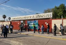 Maestra llega un día antes a hacer fila por vacuna.