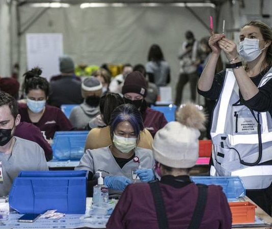 Vacunas de Moderna y Pfizer son muy efectivas contra COVID en condiciones del mundo real: CDC