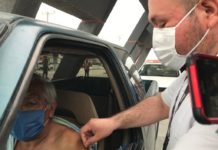 Don Raúl esperó 15 horas para recibir vacuna Anticovid