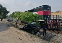 Tren se lleva camioneta con dos tripulantes, viven para contarlo
