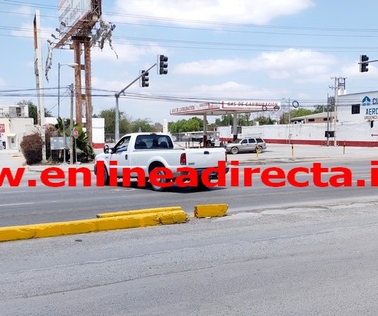 Camioneta por poco se la llevan de encuentro tras atravesarse carretera