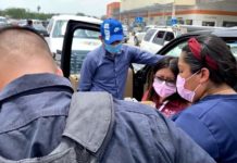 Deja matrimonio encerrado a niño por 40 minutos en una camioneta