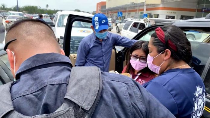 Deja matrimonio encerrado a niño por 40 minutos en una camioneta 4