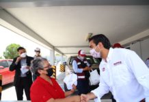 Recorre Carlos Peña la calle Charco