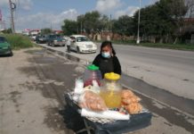 Par de abuelitos ven oportunidad laboral en filas de vacunación